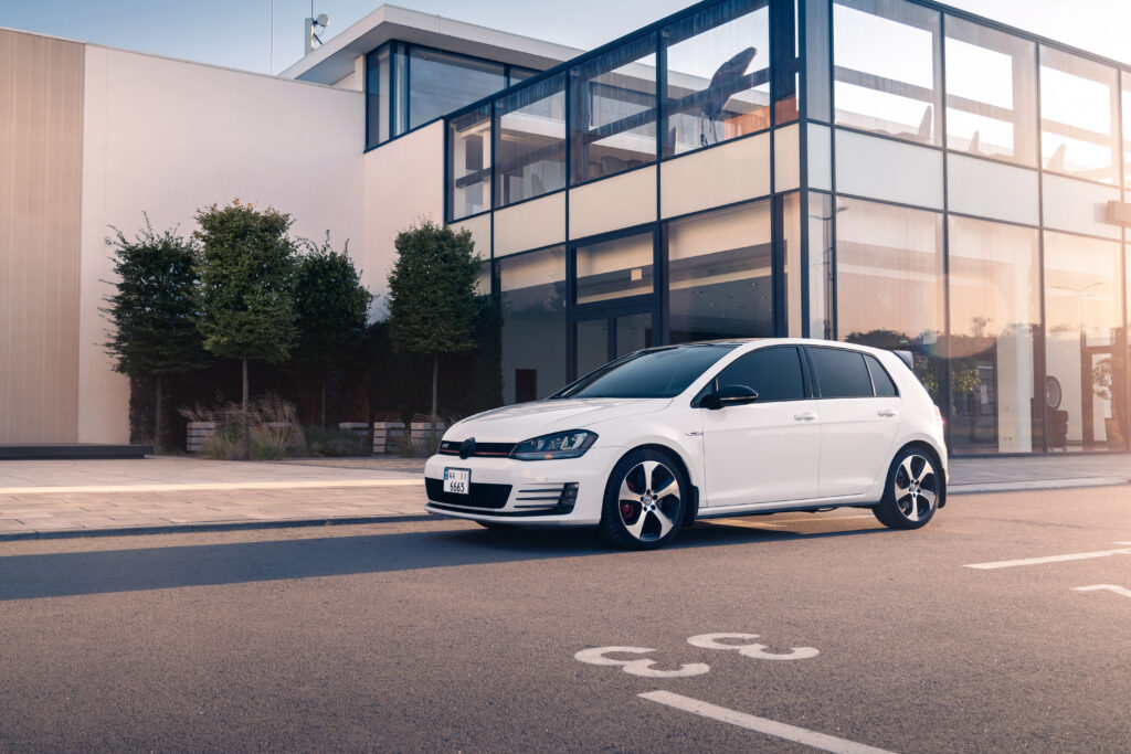 VW Golf vor Villa